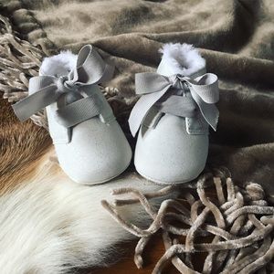 TrimFoot Co. Faux Fur Grey Sparkle Crib Shoe